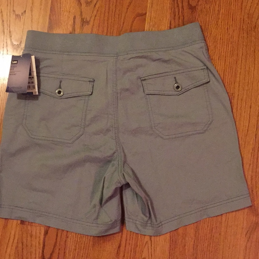 Easy Fit just below the waist stretch short